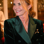 Herečka Hana Heřmánková ozvláštnila svůj dokonale podzimní sametový kalhotový kostýmek zlatou broží.