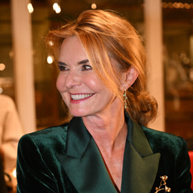 Herečka Hana Heřmánková ozvláštnila svůj dokonale podzimní sametový kalhotový kostýmek zlatou broží.