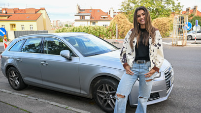 FOTO: Andrea Kalousová se svým autem.