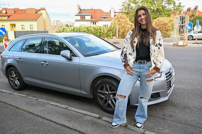 FOTO: Andrea Kalousová se svým autem. – stránka 17