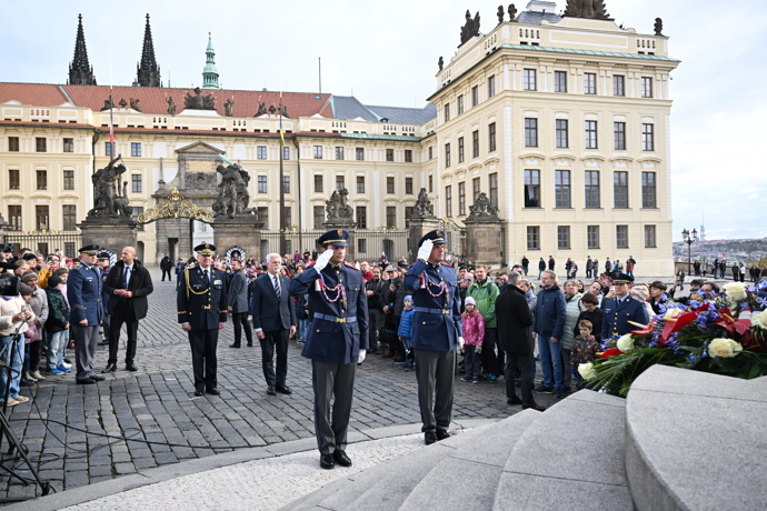 FOTO: Prezident republiky během oficiálního programu na Hradě. – stránka 51