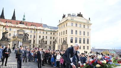 FOTO: Čestná stráž u pomníku T. G. Masaryka.