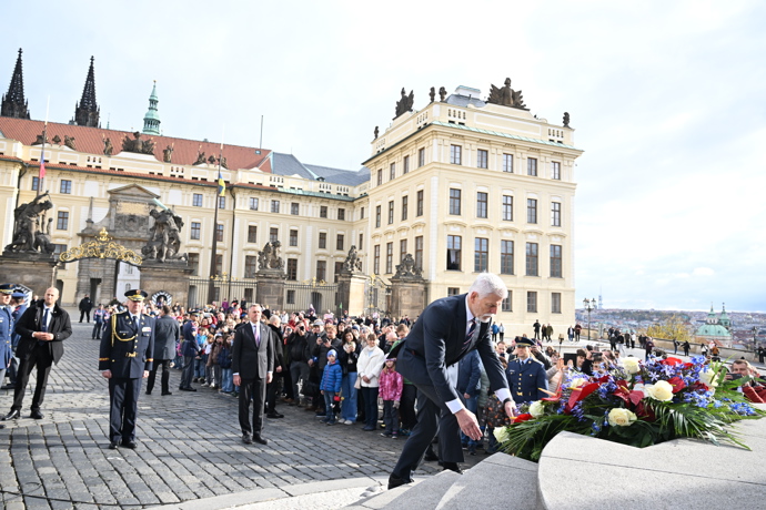 FOTO: Čestná stráž u pomníku T. G. Masaryka. – stránka 49