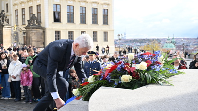 FOTO: Prezident republiky a další hosté na Hradčanském náměstí.