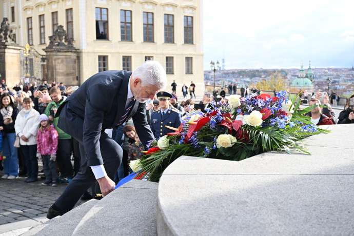 FOTO: Prezident republiky a další hosté na Hradčanském náměstí. – stránka 48