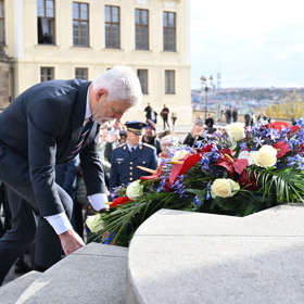 Kladení věnců k uctění památky.