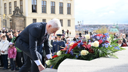 FOTO: Kladení věnců k uctění památky.