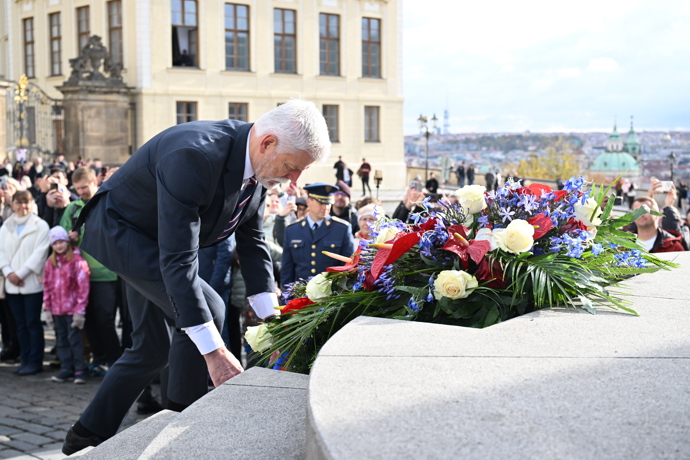 FOTO: Kladení věnců k uctění památky. – stránka 47