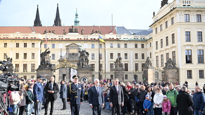 FOTO: Hradčanské náměstí zaplnili lidé během oslav.