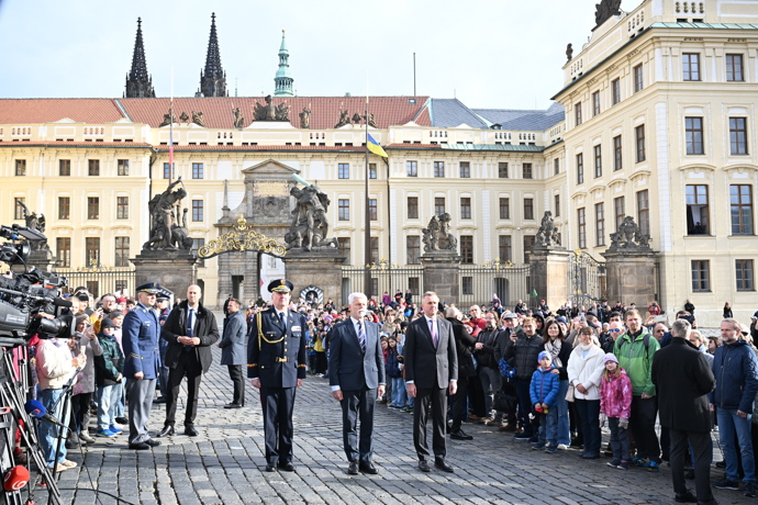 FOTO: Hradčanské náměstí zaplnili lidé během oslav. – stránka 45
