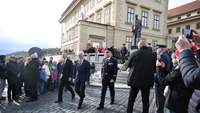 FOTO: Věnce a květiny u sochy T. G. Masaryka.