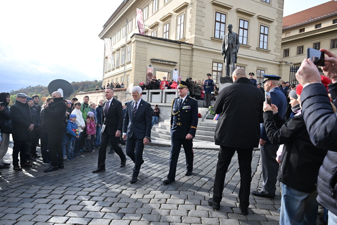 FOTO: Věnce a květiny u sochy T. G. Masaryka. – stránka 42
