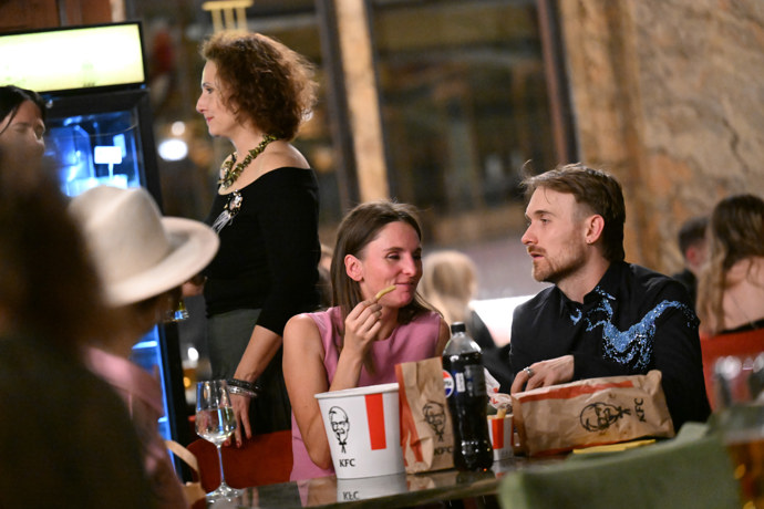 FOTO: Gregor Valentovič a jeho honosná večeře. – stránka 40