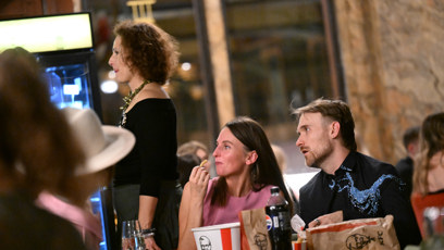 FOTO: Gregor Valentovič si na premiéru filmu objednal rychlé občerstvení.