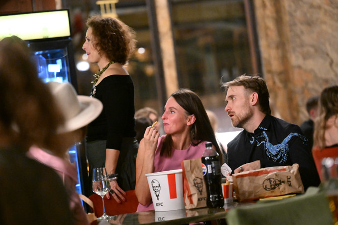 FOTO: Gregor Valentovič si na premiéru filmu objednal rychlé občerstvení. – stránka 39
