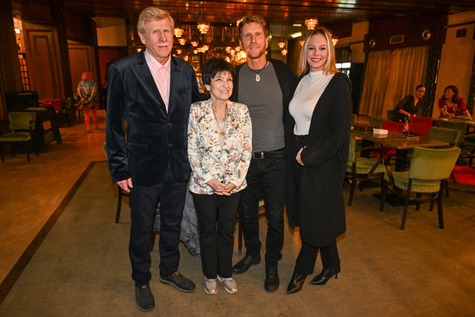 FOTO: Jaromír Nosek se svými rodiči a partnerkou. – stránka 5