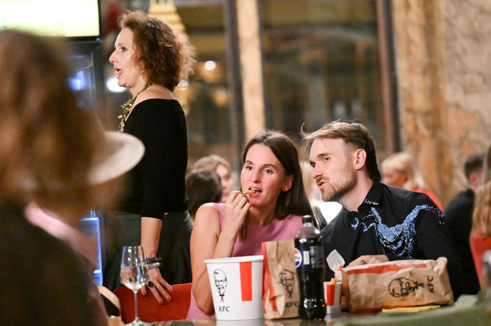 FOTO: Gregor Valentovič si dopřál proklatě dobré kuře. – stránka 38