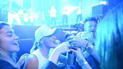 FOTO: Bára Mlejnková si večer užívala se vším všudy.