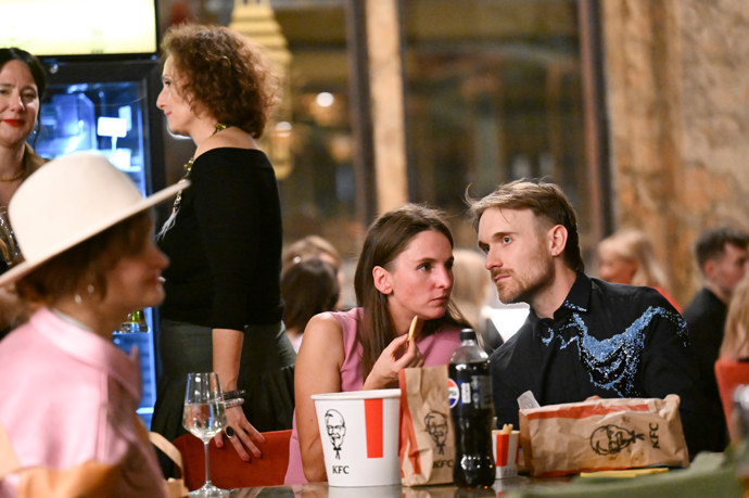 FOTO: Gregor Valentovič  si na premiéru snímku Nepela objednal fastfood. – stránka 37