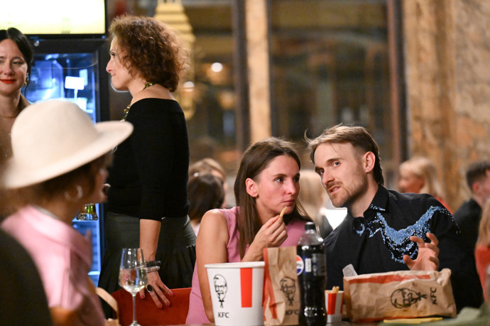 FOTO: Gregor Valentovič si dopřál proklatě dobré kuře. – stránka 36