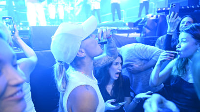 FOTO: Bára Mlejnková si dala panáka.