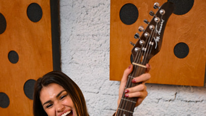 FOTO: Andrea Kalousová se svou novou kytarou.