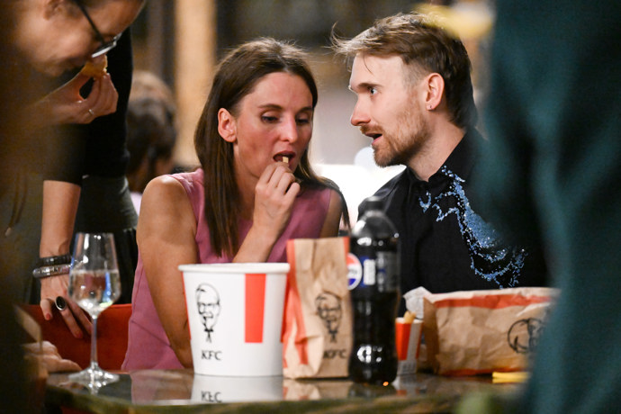 FOTO: Gregor Valentovič si objednal na premiéru snímku Nepela rychlé občerstvení. – stránka 8