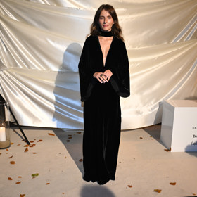 Sara Sandeva je nádherná žena.