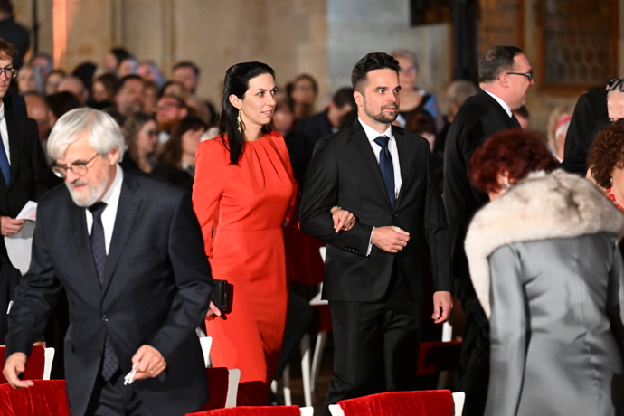 FOTO: Markéta Pekarová v červených šatech.