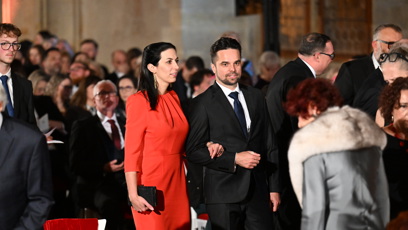 FOTO: Předsedkyně sněmovny zvolila pro slavnostní večer rudou barvu.