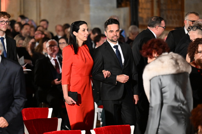 FOTO: Předsedkyně sněmovny zvolila pro slavnostní večer rudou barvu. – stránka 68