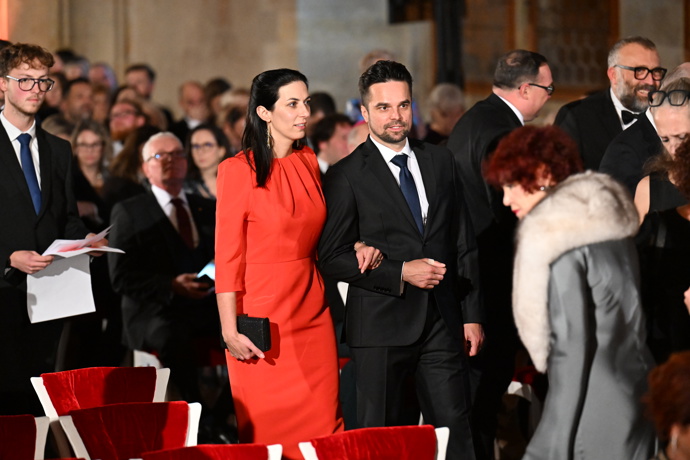 FOTO: Markéta Pekarová Adamová v nepřehlédnutelných červených šatech. – stránka 14