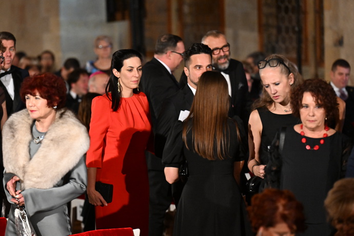 FOTO: Elegantní róba Markéty Pekarové Adamové ve Vladislavském sále. – stránka 13