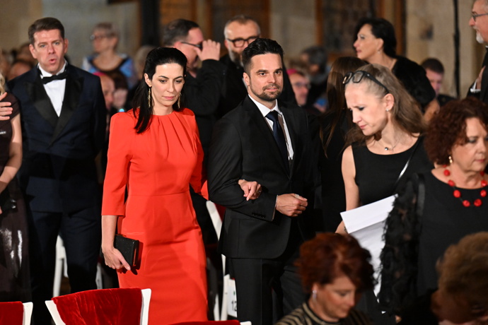 FOTO: Předsedkyně sněmovny s manželem Tomášem Pekarou. – stránka 12