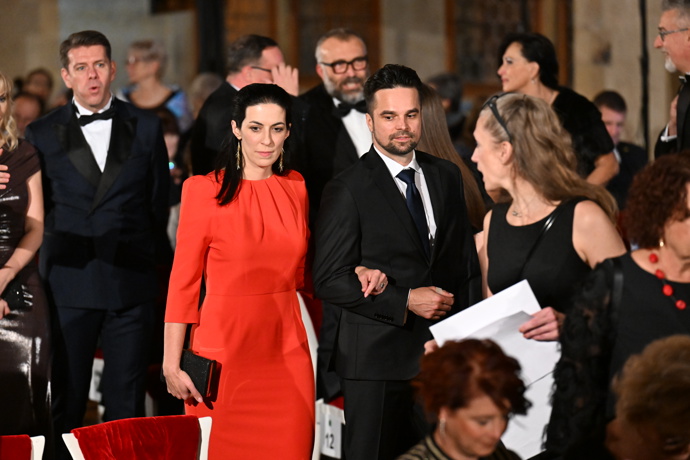 FOTO: Manželé Pekarovi na slavnostním ceremoniálu na Hradě. – stránka 11