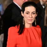 K výrazným šatům zvolila politička efektní dlouhé zlaté náušnice. Takový model krásně vynikl s napůl staženými vlasy.