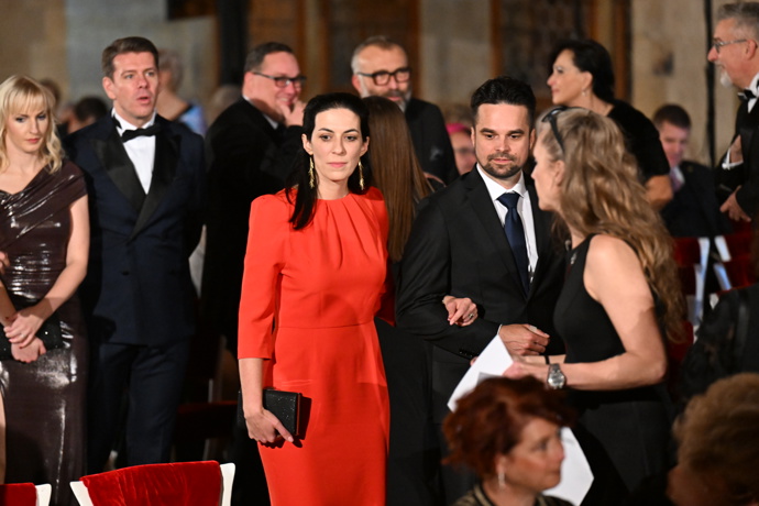 FOTO: Výrazný outfit předsedkyně sněmovny. – stránka 9