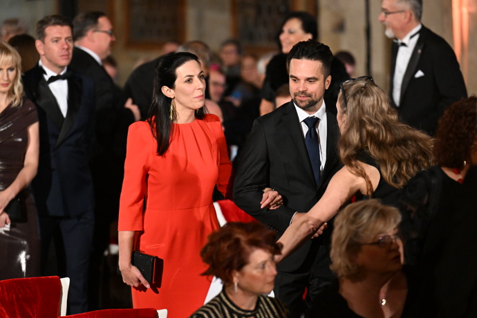 FOTO: Detail červených šatů Markéty Pekarové Adamové. – stránka 8