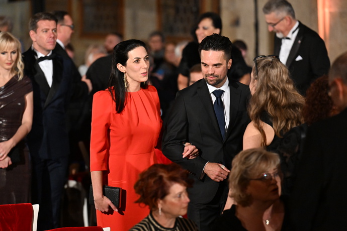 FOTO: Předsedkyně sněmovny sleduje průběh ceremoniálu. – stránka 7