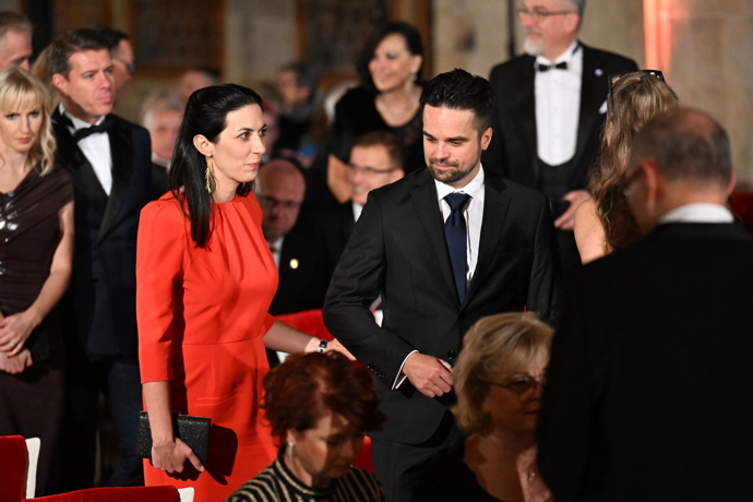 FOTO: Zářivě červená róba na Pražském hradě. – stránka 5