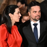 Dlouhé vlasy měla Markéta Pekarová Adamová uhlazené  do polovičního culíku.