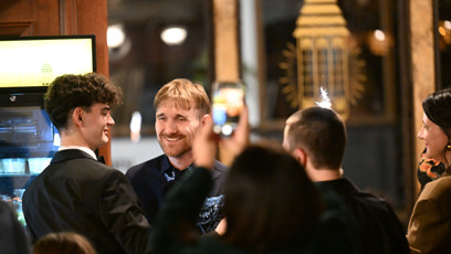 FOTO: Gregor Valentovič na premiéře oslavil narozeniny.