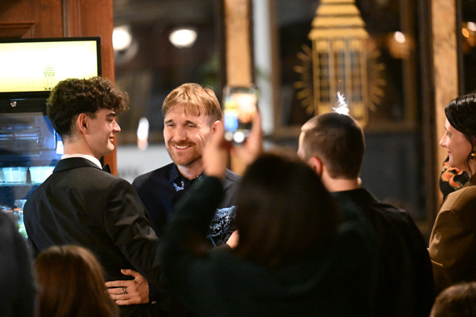 FOTO: Gregor Valentovič na premiéře oslavil narozeniny. – stránka 7