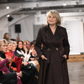 Herečka Eliška Balzerová byla hlavní hvězdou módní přehlídky návrhářky Jaroslavy Procházkové.