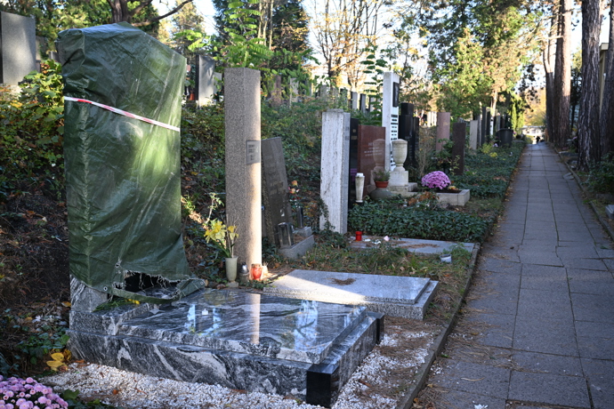 FOTO: Hrob Aničky Slováčkové před odhalením. – stránka 4