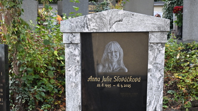 FOTO: Hrob Aničky Slováčkové se nachází  na Vinohradském hřbitově těsně vedle Strašnického krematoria.