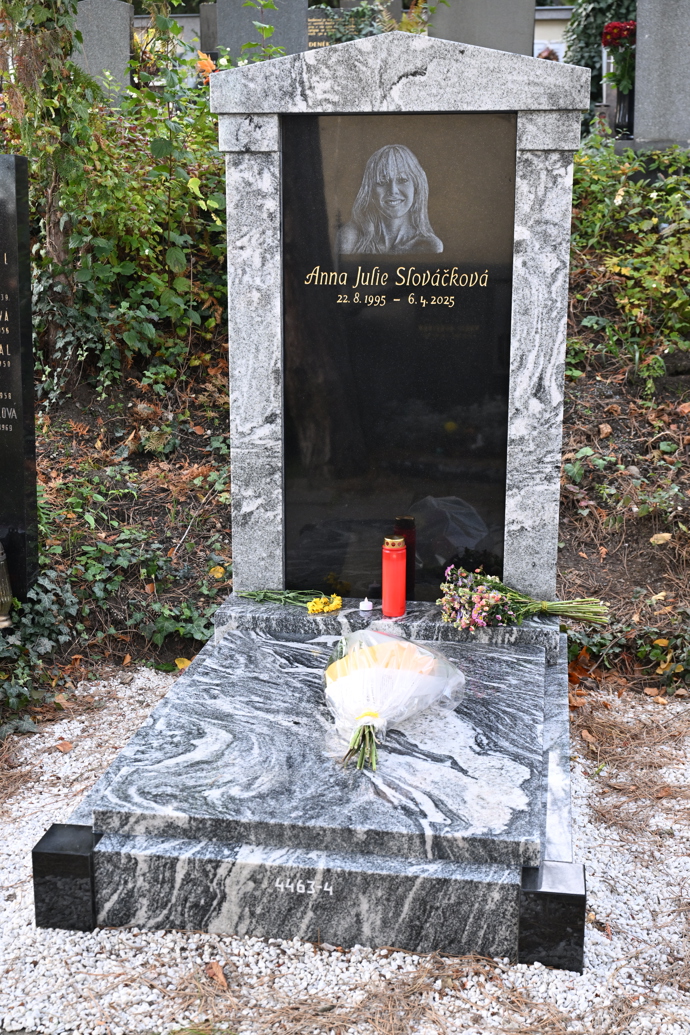 FOTO: Hrob Aničky Slováčkové se nachází  na Vinohradském hřbitově těsně vedle Strašnického krematoria. – stránka 5