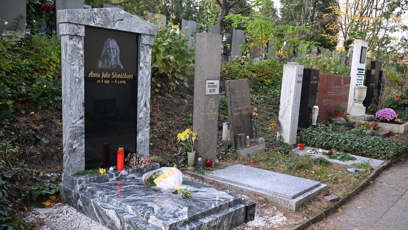 FOTO: Hrob Aničky Slováčkové na Vinohradském hřbitově.
