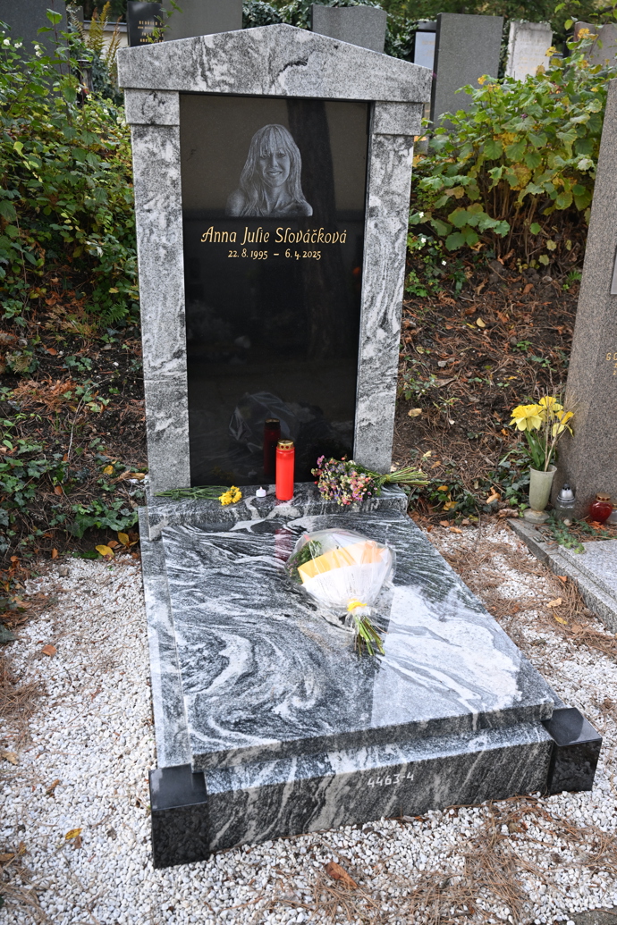 FOTO: Hrob Aničky Slováčkové. – stránka 6