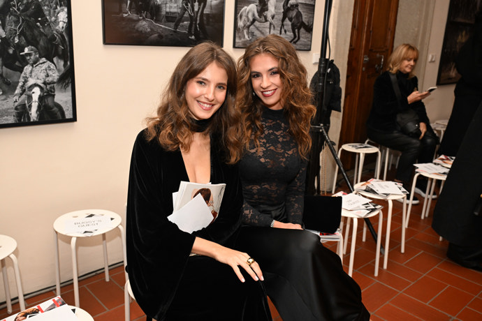 FOTO: Sara Sandeva s kamarádkou na přehlídce Anamé. – stránka 2